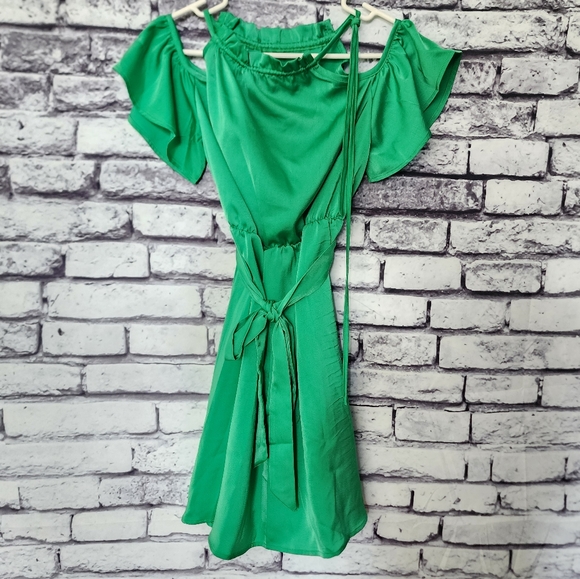 Green Cold Shoulder Short Sleeve Dress - S - Picture 2 of 3